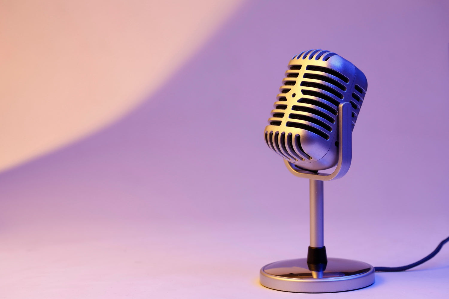 retro-microphone-isolated-color-background_EqEd.jpg